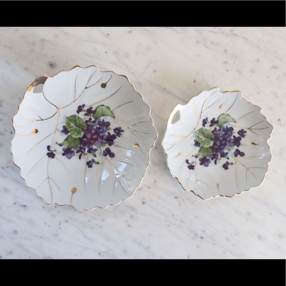 Vintage white and purple floral plates - Picture 1 of 6